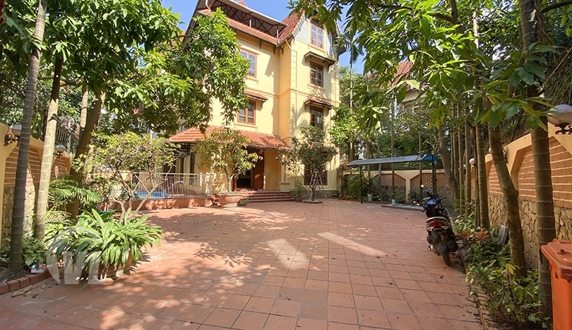 6 bedroom villa in Tay Ho with large garden and swimming pool