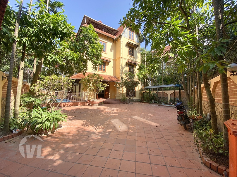 222 6 bedroom villa in Tay Ho with large garden and swimming pool