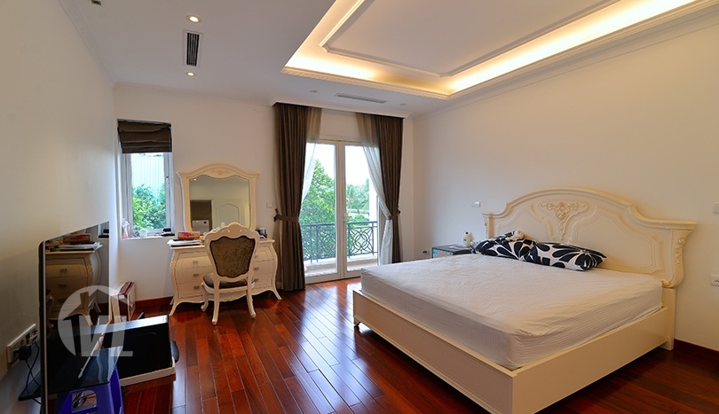 Bright 4 bedrooms house to lease in Vinhomes Riverside Hanoi