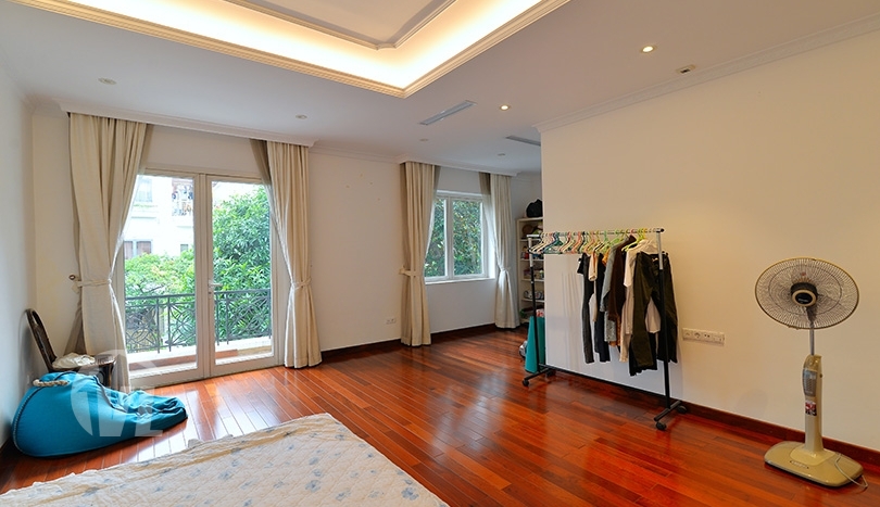 Bright 4 bedrooms house to lease in Vinhomes Riverside Hanoi