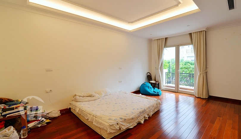 Bright 4 bedrooms house to lease in Vinhomes Riverside Hanoi