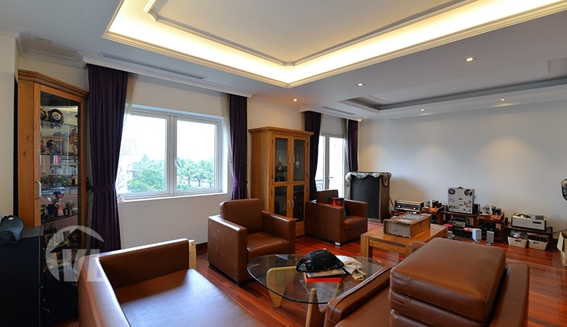 Bright 4 bedrooms house to lease in Vinhomes Riverside Hanoi