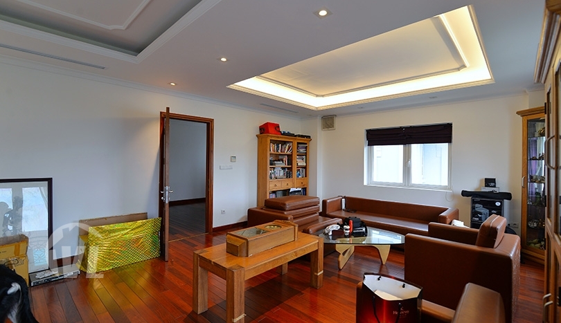 Bright 4 bedrooms house to lease in Vinhomes Riverside Hanoi