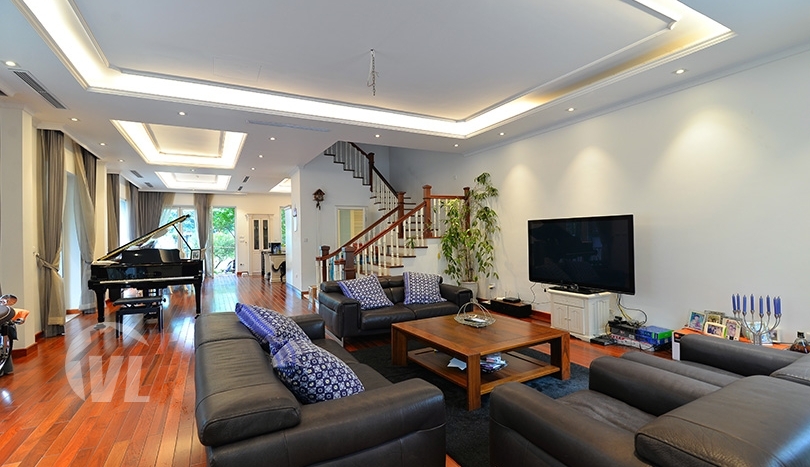 Bright 4 bedrooms house to lease in Vinhomes Riverside Hanoi