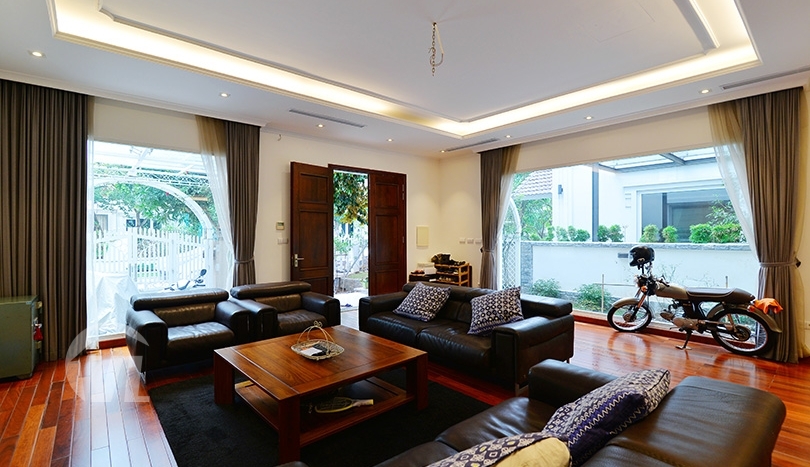 Bright 4 bedrooms house to lease in Vinhomes Riverside Hanoi