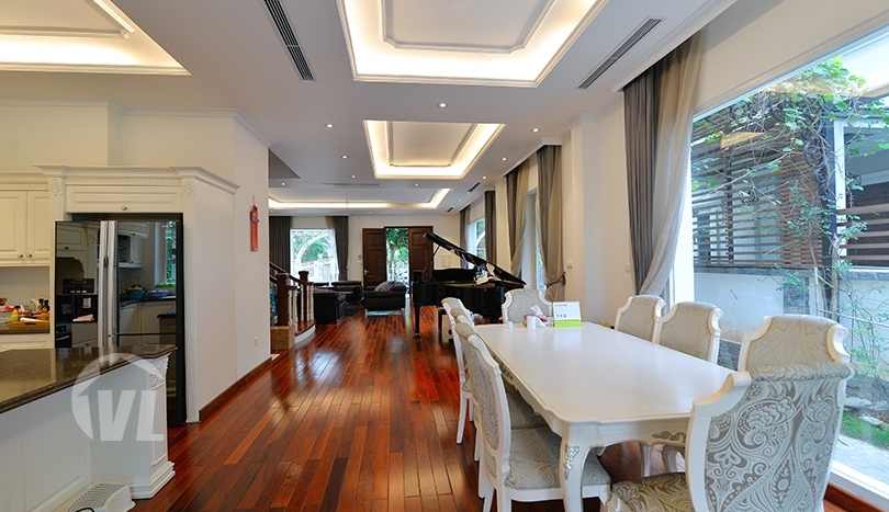 Bright 4 bedrooms house to lease in Vinhomes Riverside Hanoi