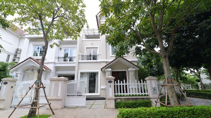 Corner rental house in Vinhomes Riverside close to BIS