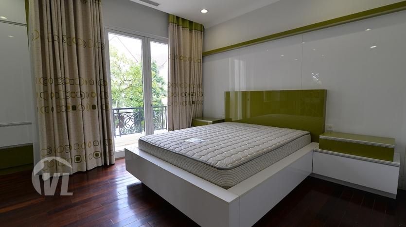 Corner rental house in Vinhomes Riverside close to BIS