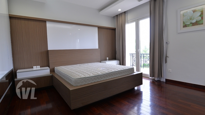 Corner rental house in Vinhomes Riverside close to BIS
