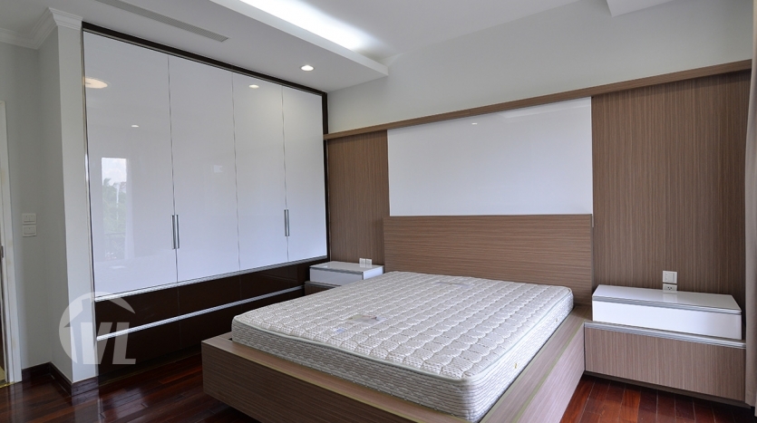 Corner rental house in Vinhomes Riverside close to BIS