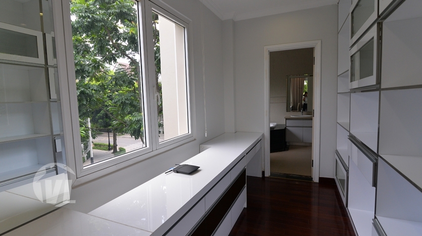 Corner rental house in Vinhomes Riverside close to BIS