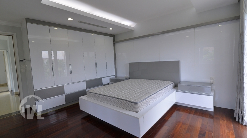 Corner rental house in Vinhomes Riverside close to BIS