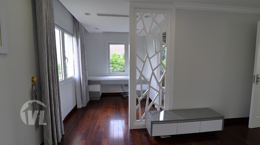 Corner rental house in Vinhomes Riverside close to BIS