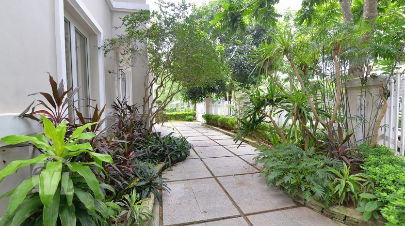 Corner rental house in Vinhomes Riverside close to BIS