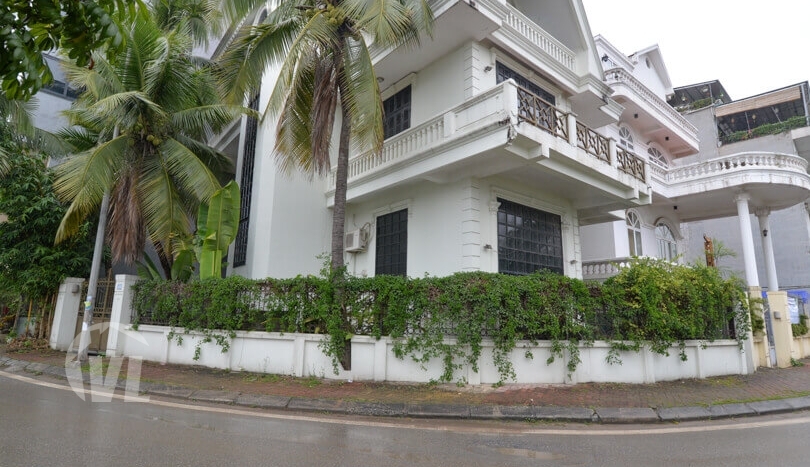 Lake view villa in Tay Ho for lease, 4 beds, charming and spacious