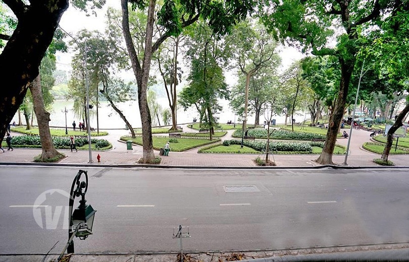 333 Unique triplex to rent in Hanoi right on Hoan Kiem lake