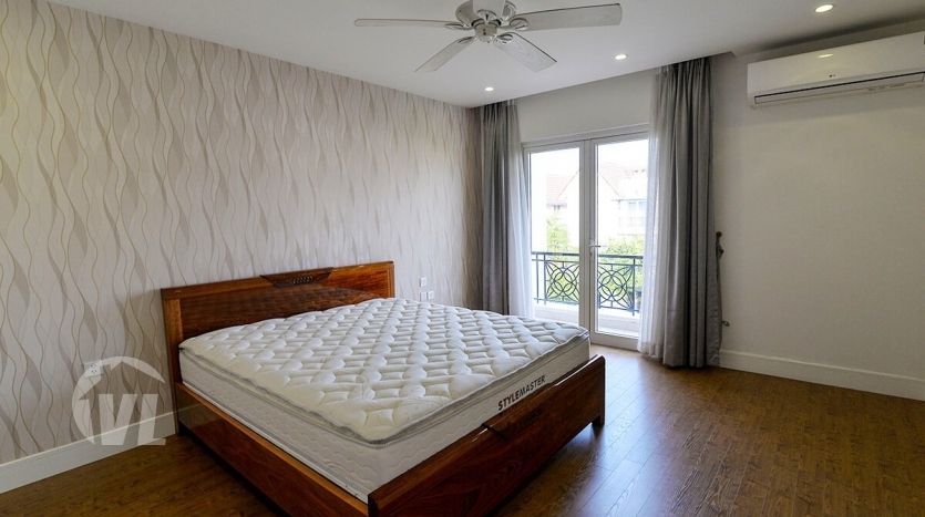 4 bedroom furnished Vinhomes Riverside house with garden on a lake