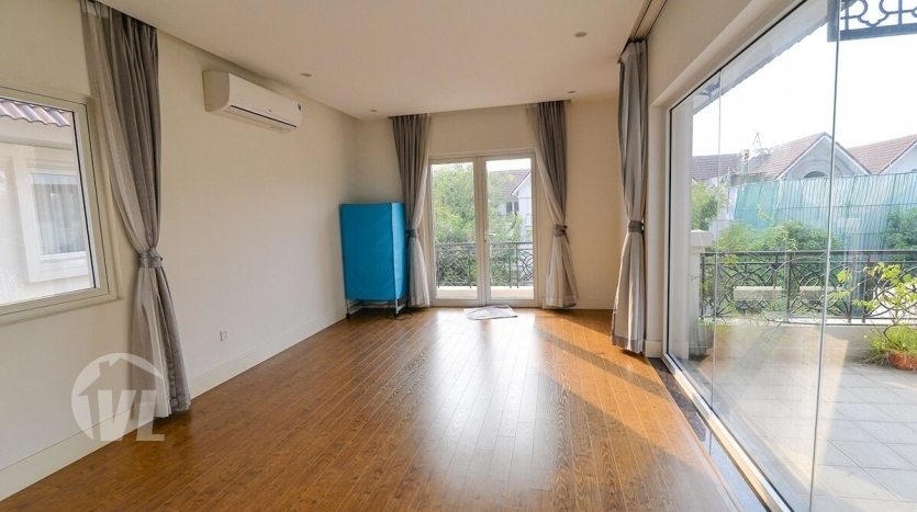 4 bedroom furnished Vinhomes Riverside house with garden on a lake