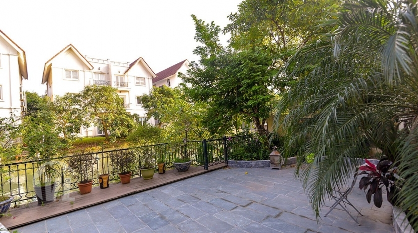 4 bedroom furnished Vinhomes Riverside house with garden on a lake
