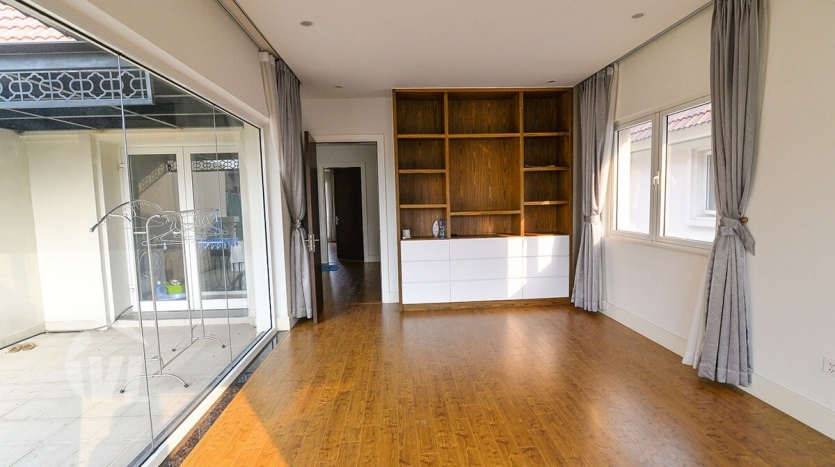 4 bedroom furnished Vinhomes Riverside house with garden on a lake