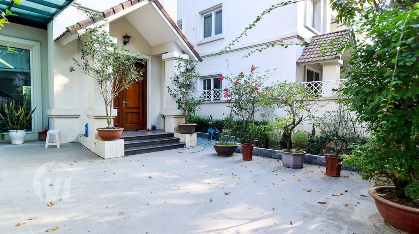 4 bedroom furnished Vinhomes Riverside house with garden on a lake