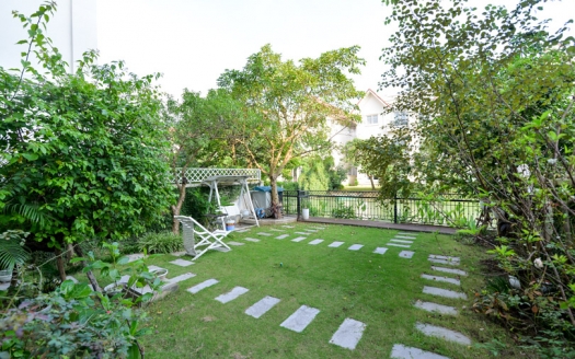 Hanoi rental house with large garden in Vinhomes Riverside