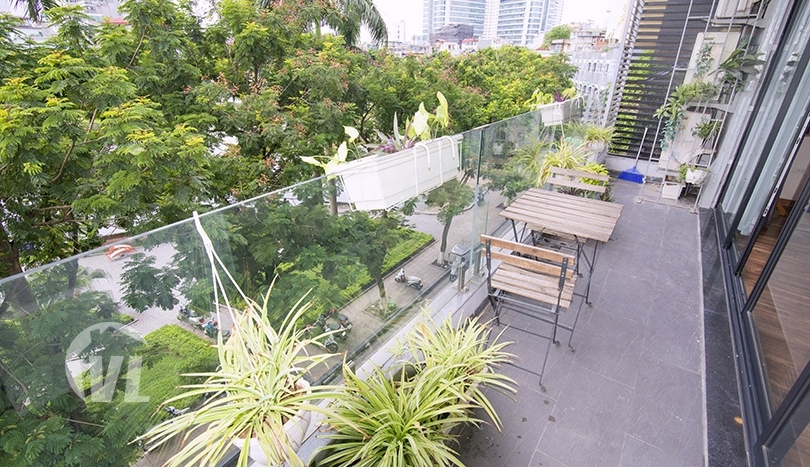 Lake view 2 bedrooms apartment on Tran Vu street