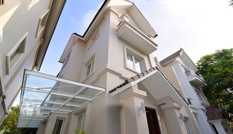 Modern renovated house to lease in Vinhomes Riverside next to BIS