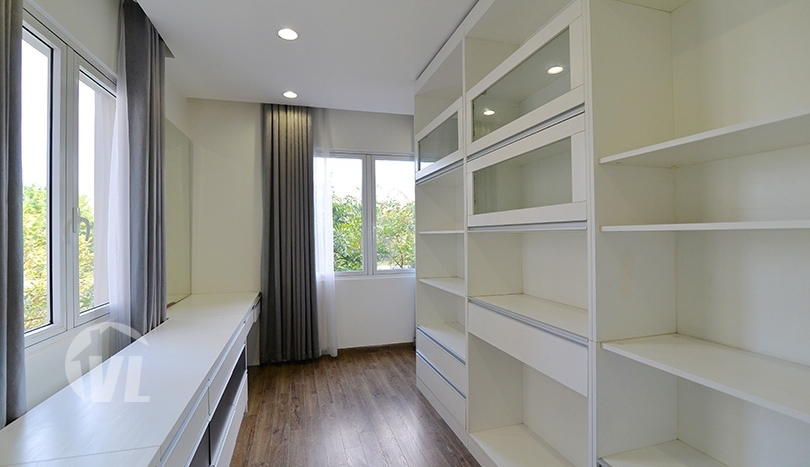 Modern renovated house to lease in Vinhomes Riverside next to BIS