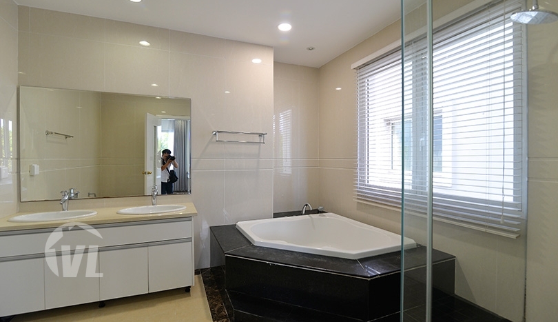 Modern renovated house to lease in Vinhomes Riverside next to BIS
