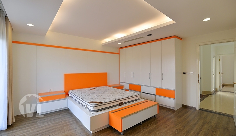 Modern renovated house to lease in Vinhomes Riverside next to BIS