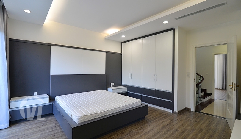 Modern renovated house to lease in Vinhomes Riverside next to BIS