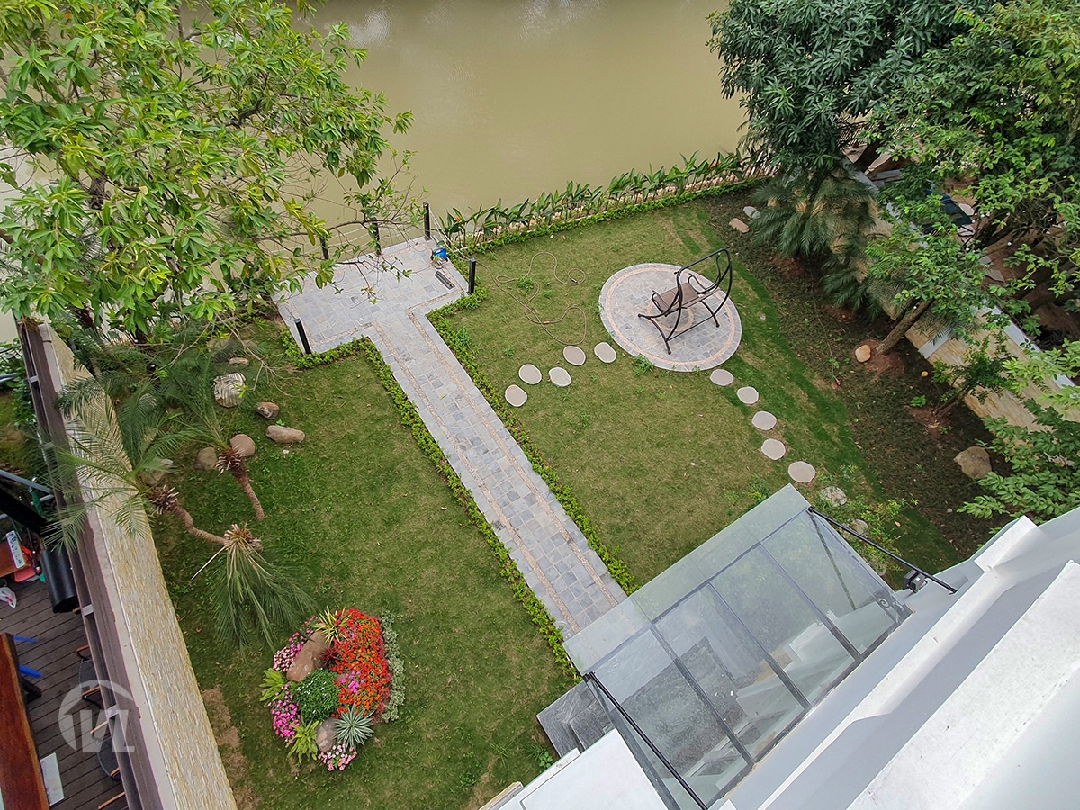 333 Renovated Vinhomes Riverside villa for rent with big garden