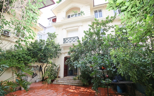 Spacious 3 beds furnished house with large yard in the West Lake area
