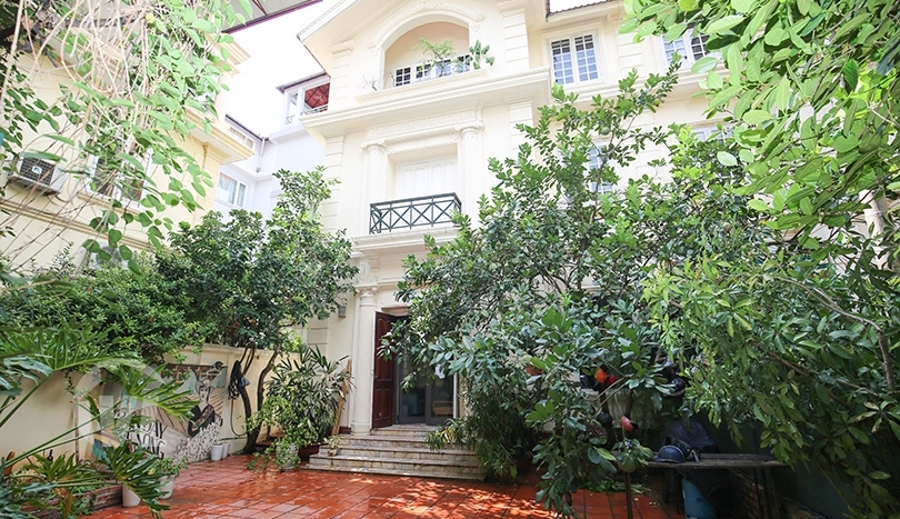 Spacious 3 beds furnished house with large yard in the West Lake area
