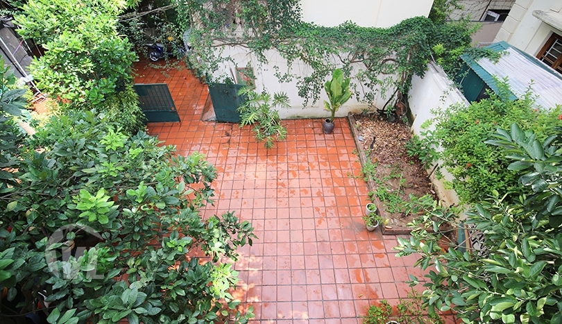 Spacious 3 beds furnished house with large yard in the West Lake area
