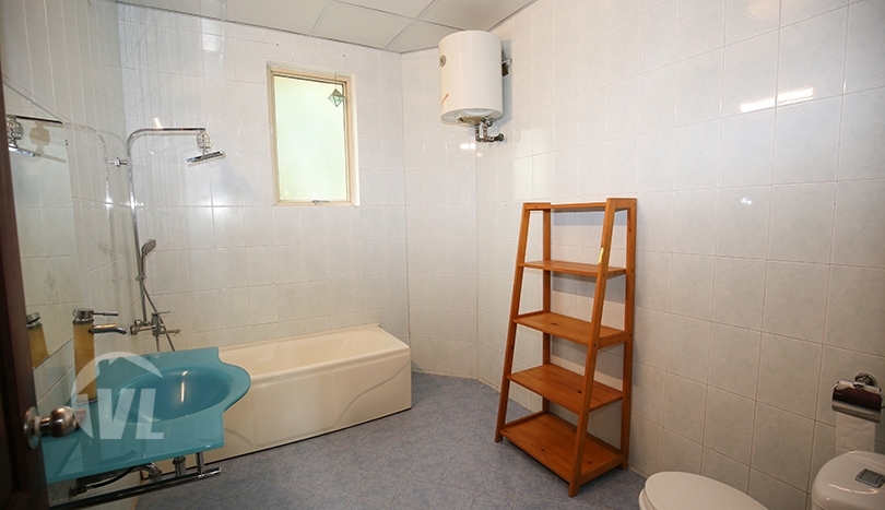 Spacious 3 beds furnished house with large yard in the West Lake area