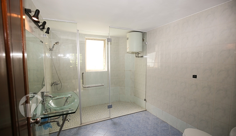 Spacious 3 beds furnished house with large yard in the West Lake area