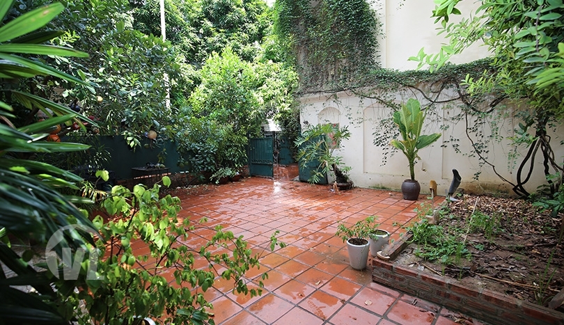 Spacious 3 beds furnished house with large yard in the West Lake area