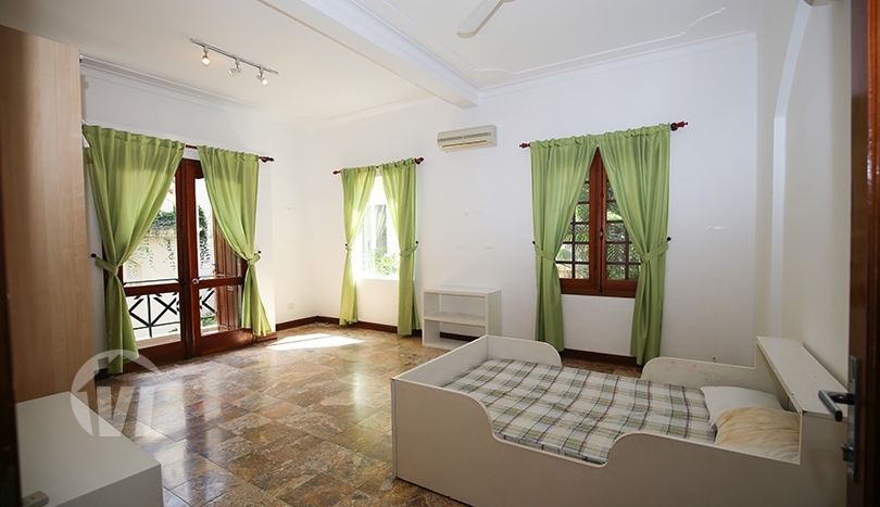 Spacious 3 beds furnished house with large yard in the West Lake area