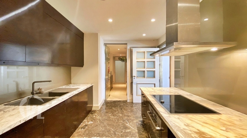 235 sq m apartment to rent in Hoang Thanh tower Hai Ba Trung district