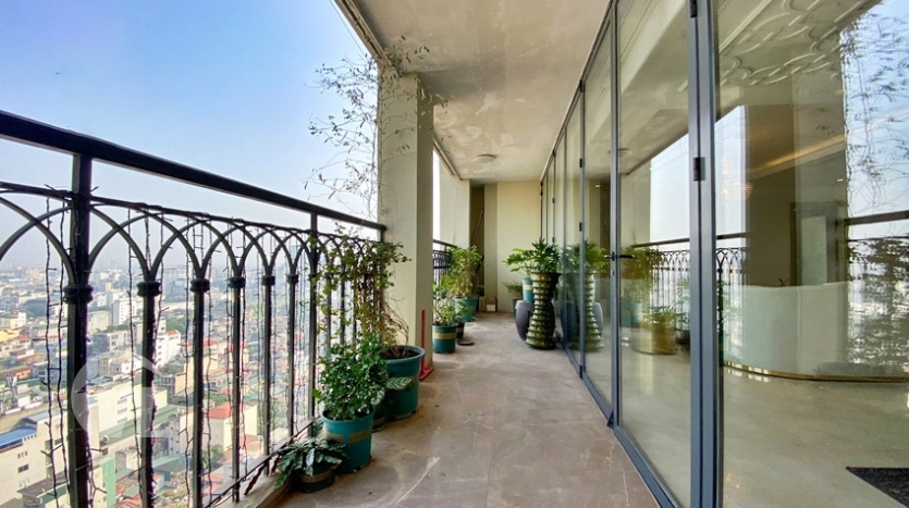 235 sq m apartment to rent in Hoang Thanh tower Hai Ba Trung district