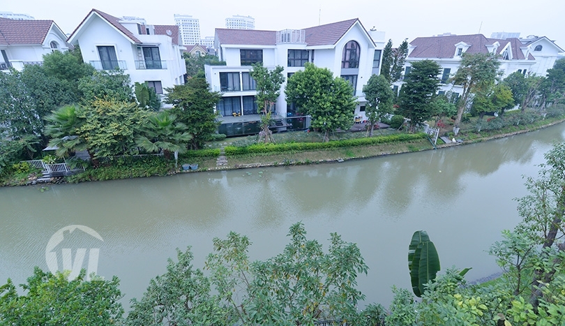 House to lease in Vinhomes Riverside close to Vincom Plaza