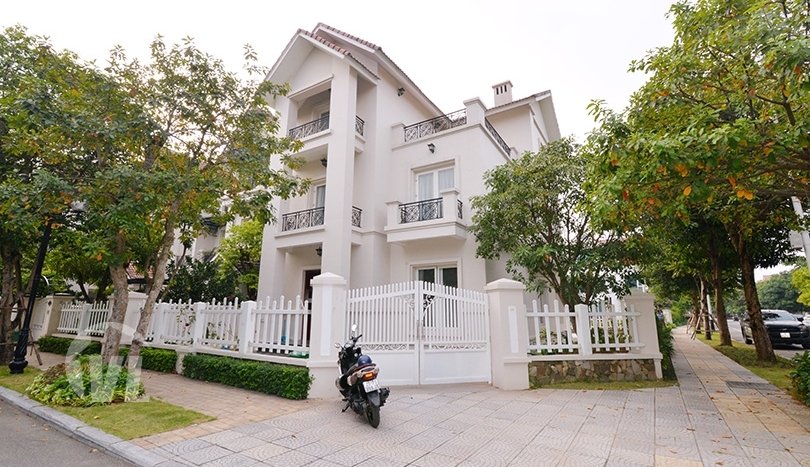 Splendid corner villa in Vinhomes Riverside 4 beds 4 baths