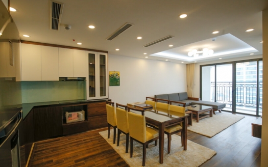 Good quality 3 bedroom apartment in Xuan Dieu with lake view