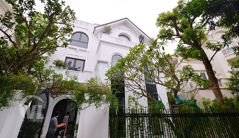 Huge Indochina style villa to lease in Vinhomes Riverside Hanoi