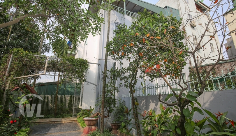 Charming house with garden to rent between Tay Ho and Ciputra