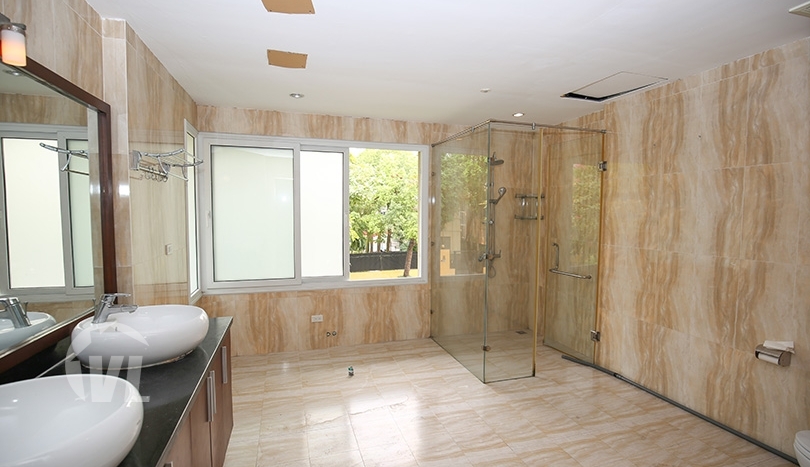 Large villa in Tay Ho with swimming pool to rent 500 sq m garden