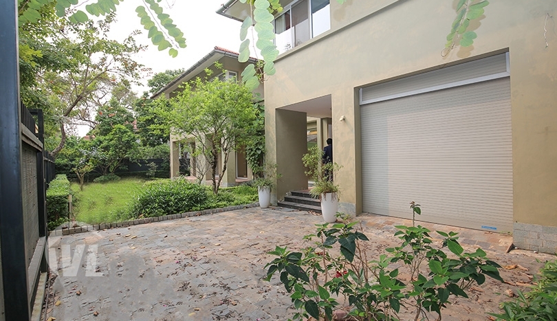 Large villa in Tay Ho with swimming pool to rent 500 sq m garden