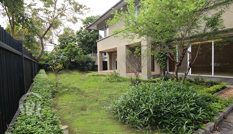 Large villa in Tay Ho with swimming pool to rent 500 sq m garden